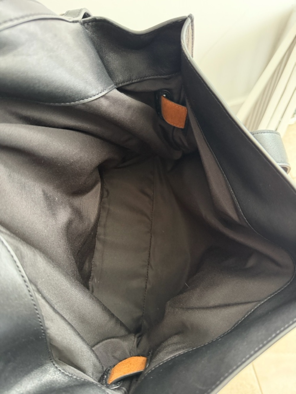 Marc Jacobs Black Dakota Leather Tote with Interior Zip Pocket - Picture 4 of 8